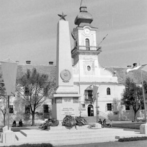 Nagykőrös, Szabadság tér, szovjet emlékmű, háttérben a Városháza- 1952 (Forrás: Fortepan/iMRe)
